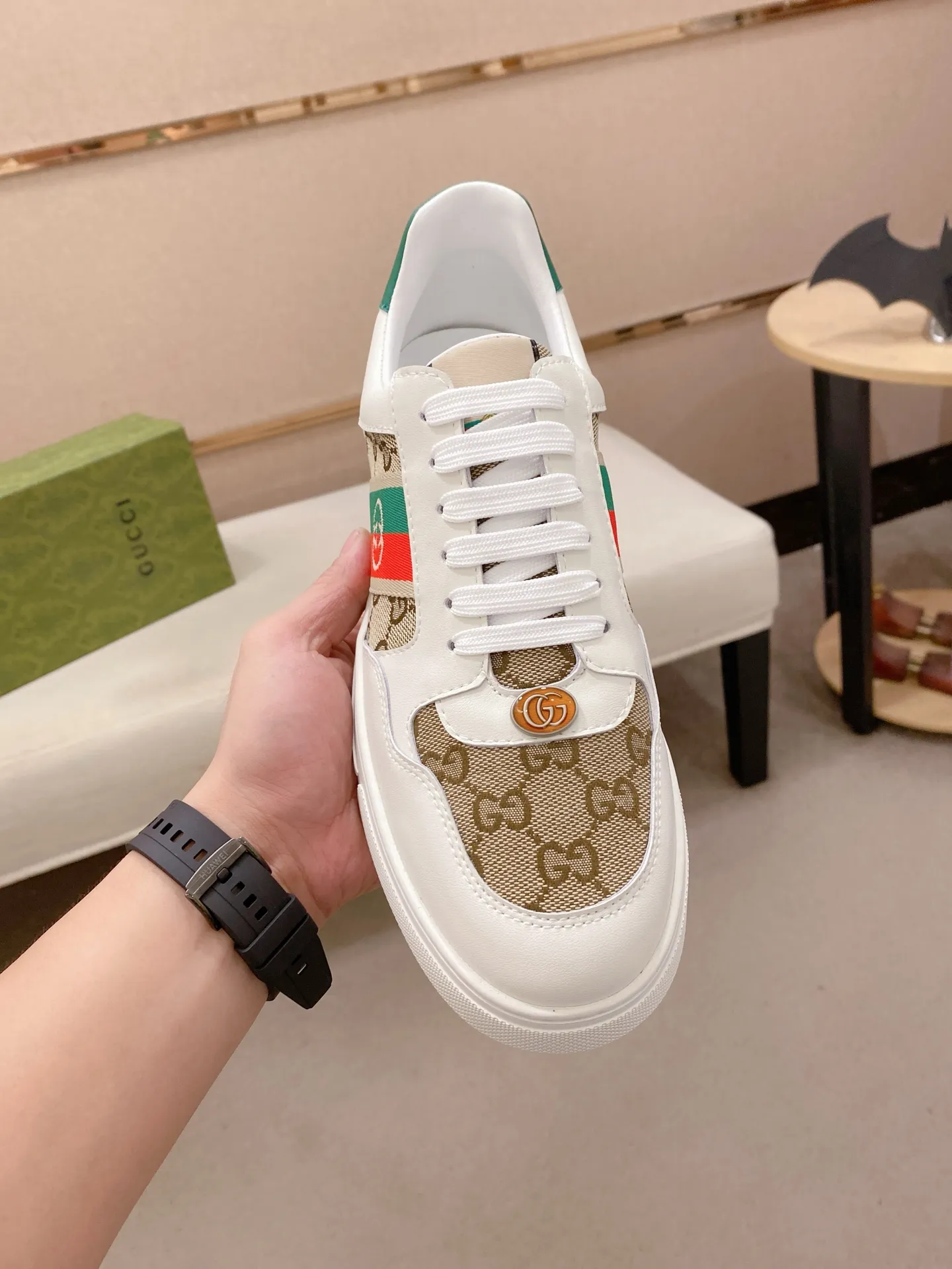 Factory price: 420💰 (GUCCI) The latest model from the official website 🎁🎁Casual and fashionable men's shoes👟, hot style 💥The version is simple and elegant, exclusive for trendy men. Unique official website latest brand elements 👑Gucci original decoration, fashionable and generous, the fabric is original cowhide ✅sheepskin lining, the official website specifies wear-resistant casual outsole, the classic model is taken in kind at the counter🎬38-44 (45 is not returned or exchanged)